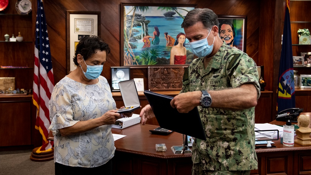 U.S. Pacific Fleet Commander Presents Guam Governor with the Navy Distinguished Public Service Award.