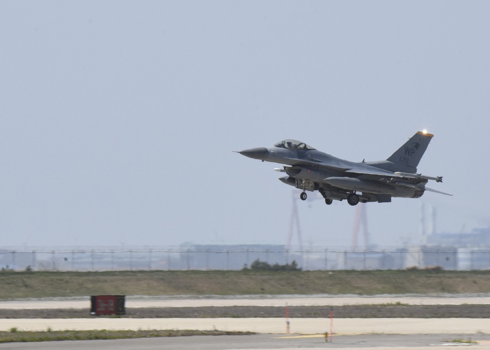 7th AF commander receives mission update from the Wolf Pack