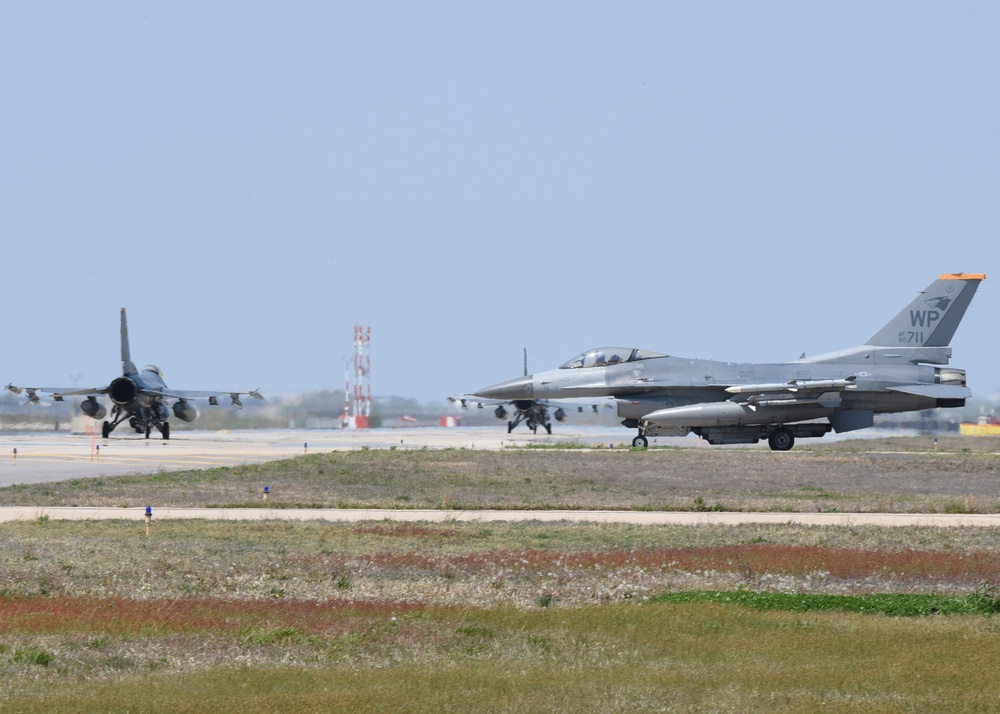 7th AF commander receives mission update from the Wolf Pack
