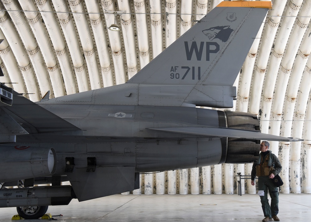 7th AF commander receives mission update from the Wolf Pack