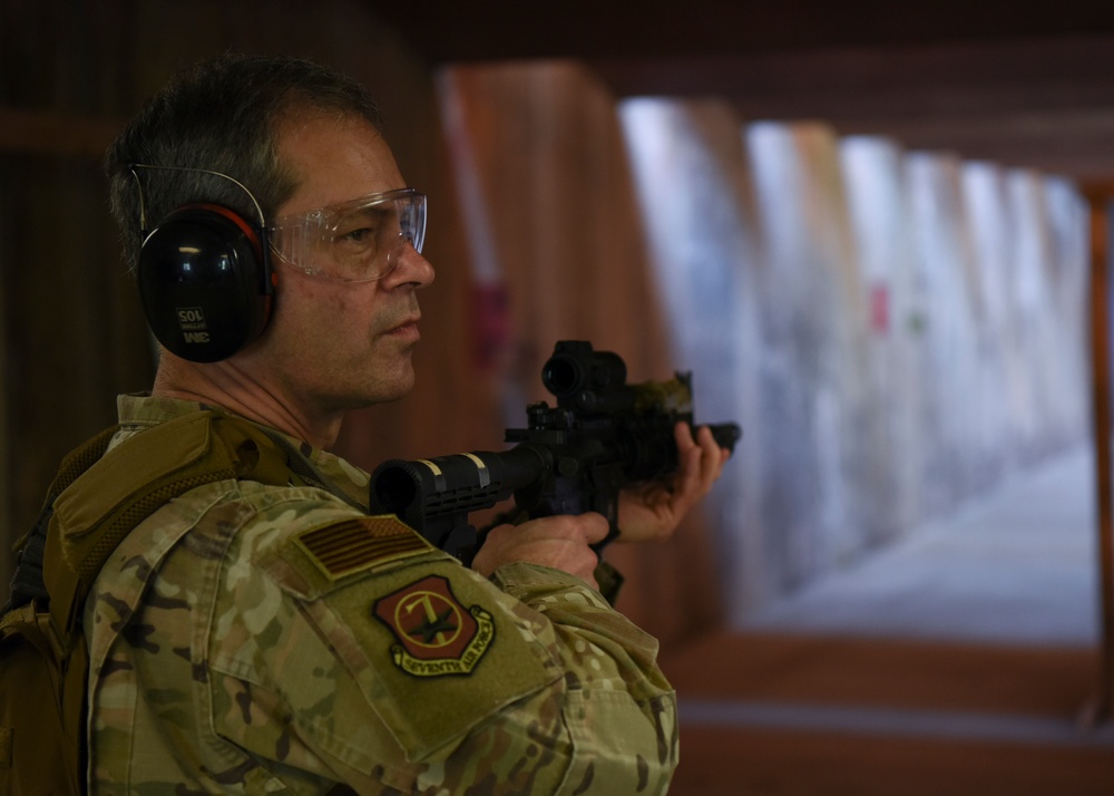 7th AF commander receives mission update from the Wolf Pack