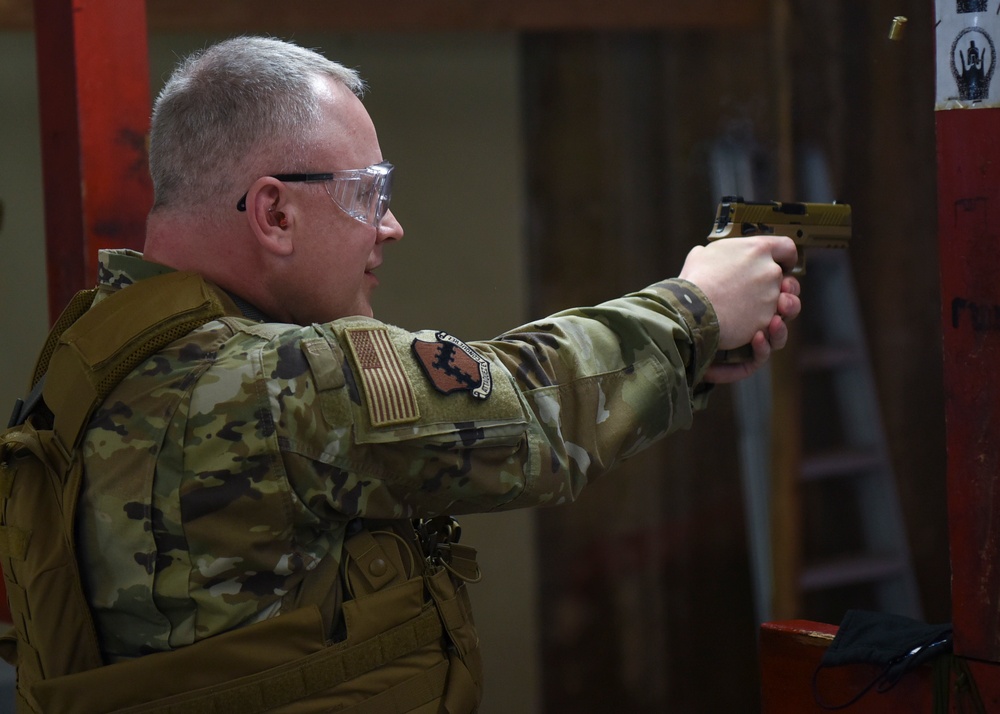 7th AF commander receives mission update from the Wolf Pack