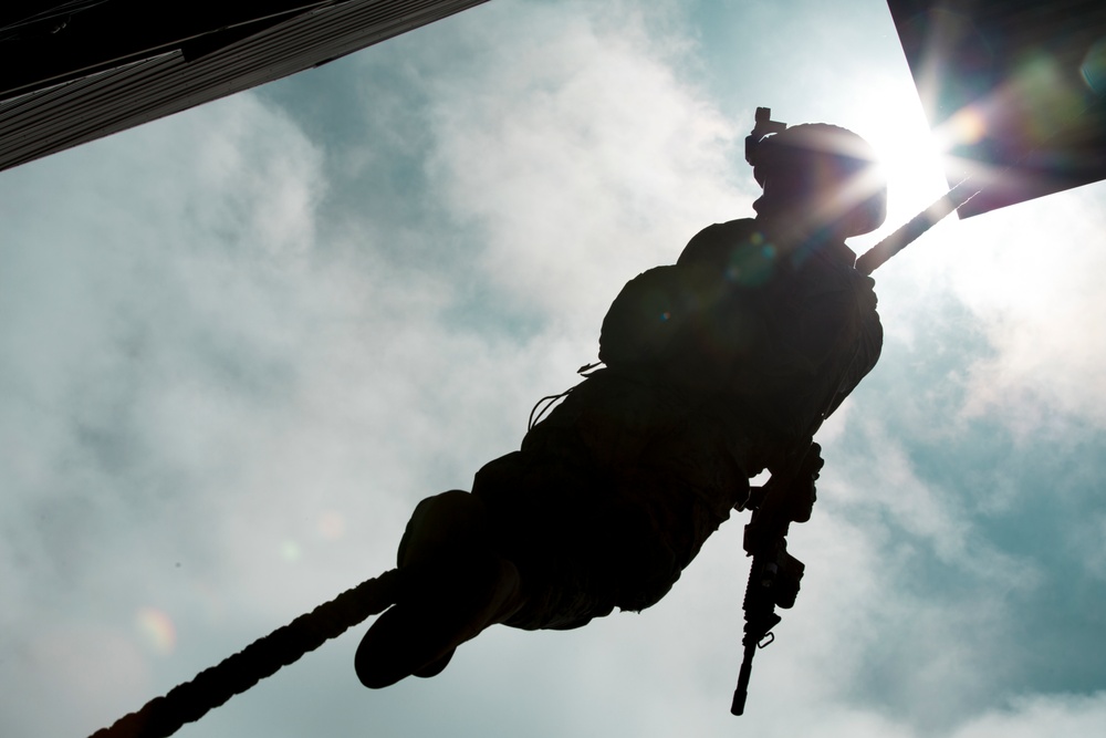 15th MEU Marines take to the skies