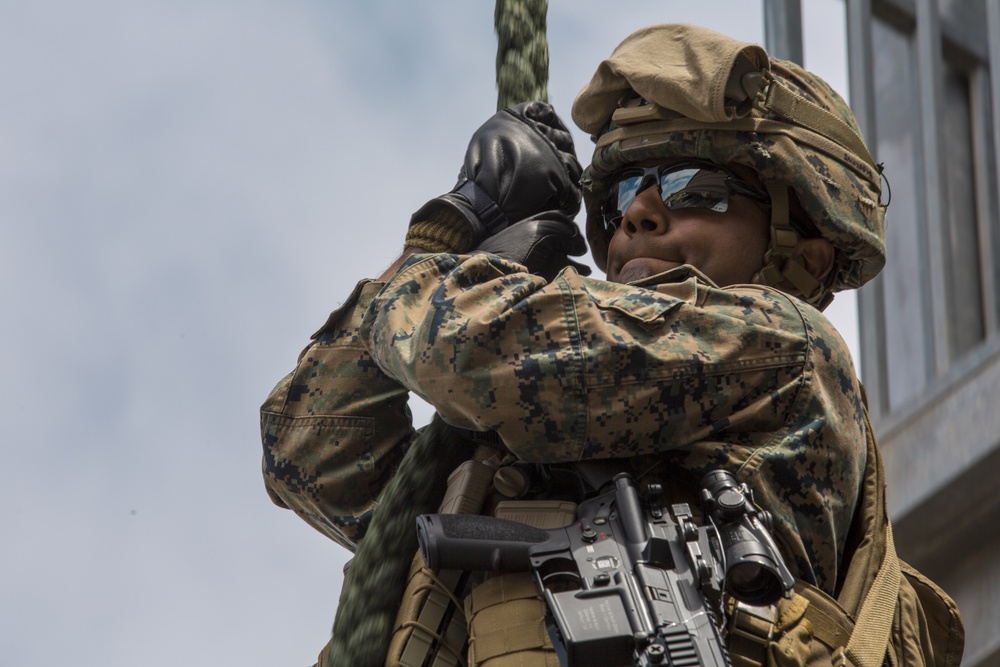 15th MEU Marines take to the skies