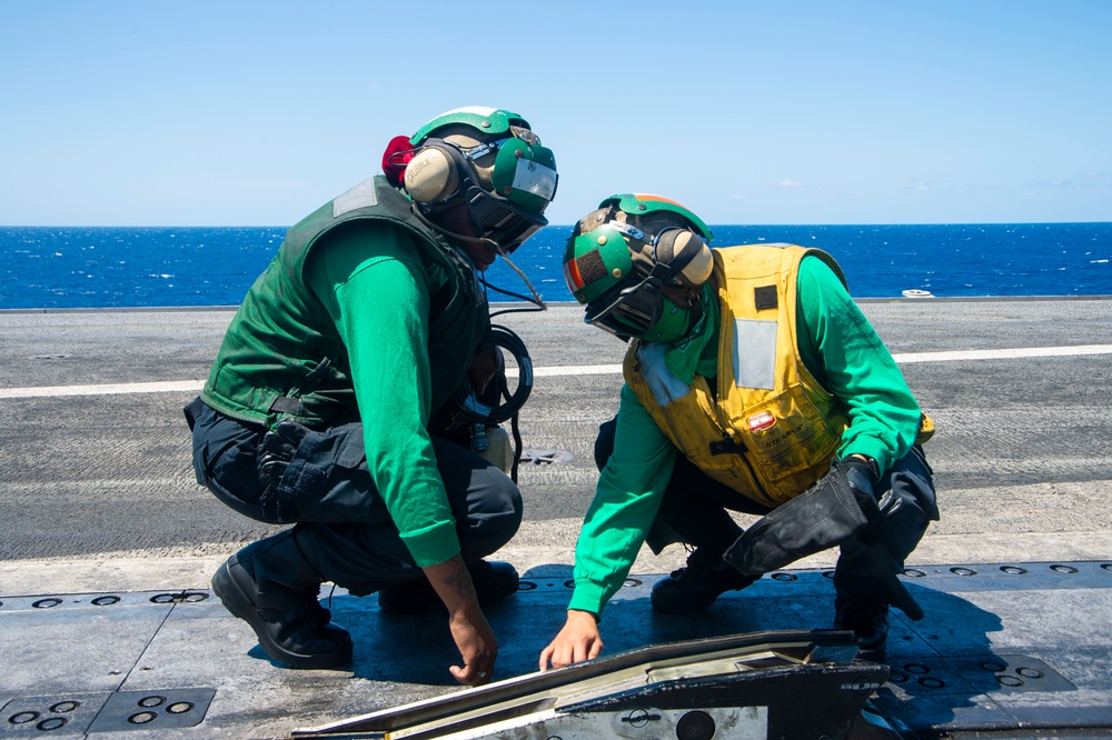 USS Harry S. Truman (CVN 75) transits the Atlantic Sea