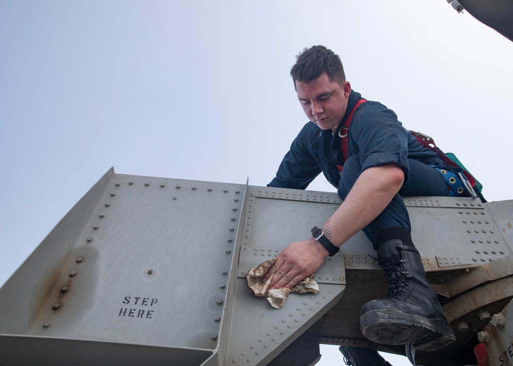 Aloft, USS Bataan (LHD 5)