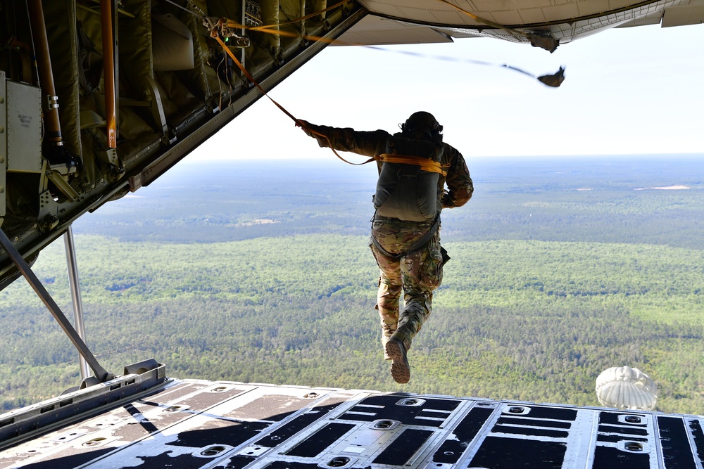 19 AW aids in AFSOC jump training
