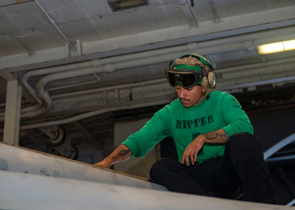 USS Harry S. Truman (CVN 75) transits the Atlantic Sea