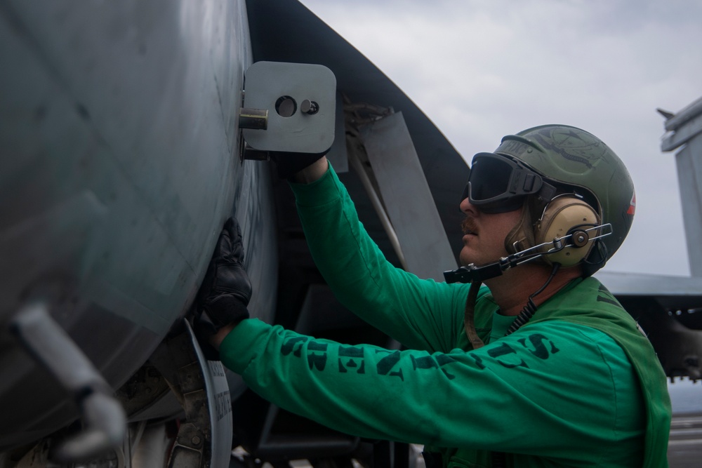 USS Harry S. Truman (CVN 75) transits the Atlantic Sea