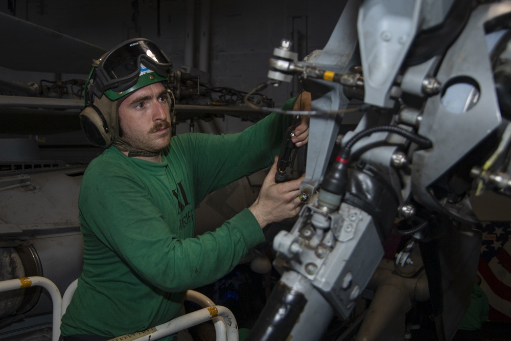 USS Harry S. Truman (CVN 75) transits the Atlantic Sea