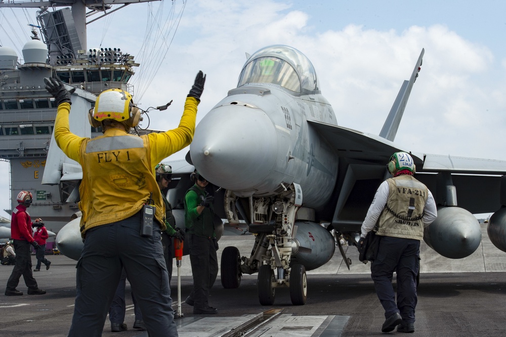 USS Harry S. Truman (CVN 75) transits the Atlantic Sea