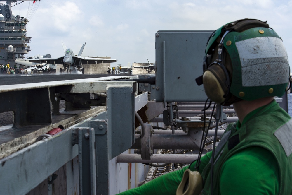 USS Harry S. Truman (CVN 75) transits the Atlantic Sea