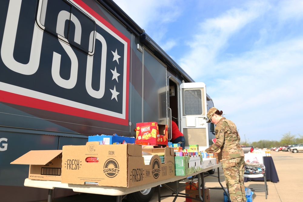 Soldier goes through Mobile USO line during COVID-19 response