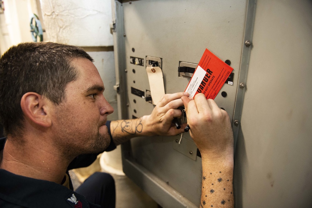 Vella Gulf Conducts Operations in the Gulf of Aden