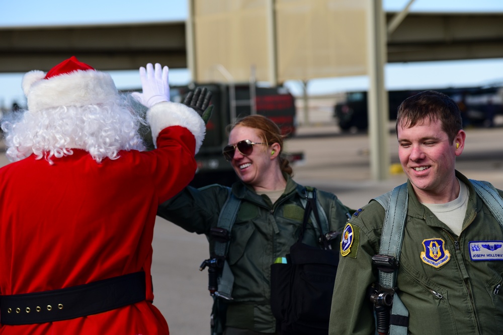 Laughlin’s unexpected visit from Santa spreads holiday cheer, enhances pilot training