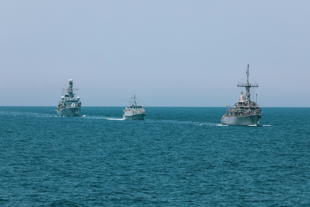 The HMS Argyll, HMS Shoreham and the mine countermeasures ship USS Dextrous