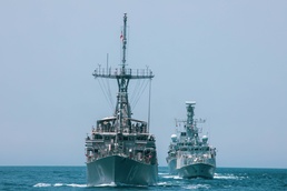 The HMS Argyll, HMS Shoreham and the USS Dextrous (MCM 13)