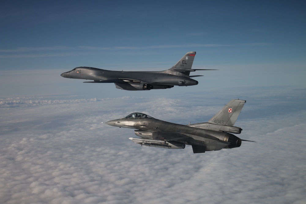 B-1 integrates with Polish aircraft during BTF Europe