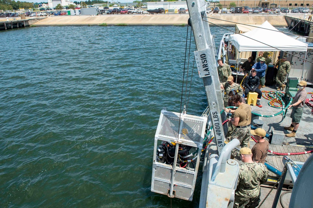 MDSU2 Divers Conduct Pierside Dives from USNS Apache