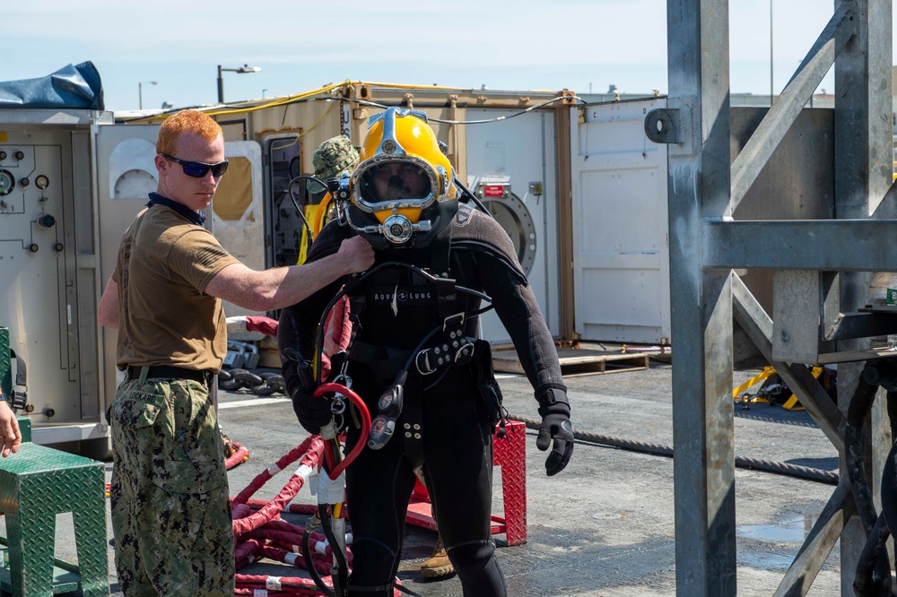 MDSU2 Divers Conduct Pierside Dives from USNS Apache