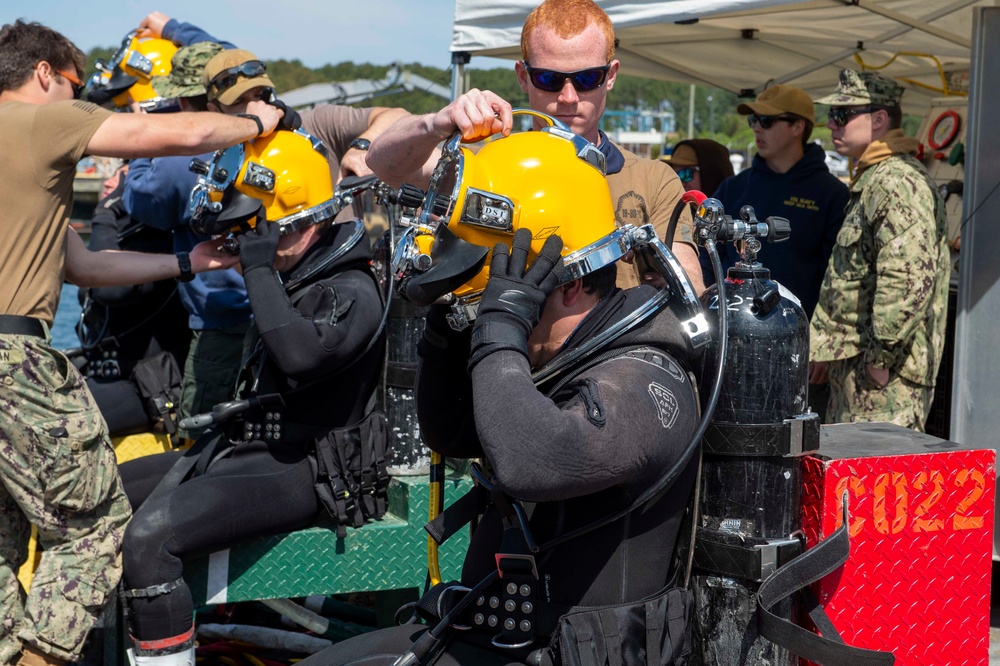 MDSU2 Divers Conduct Pierside Dives from USNS Apache