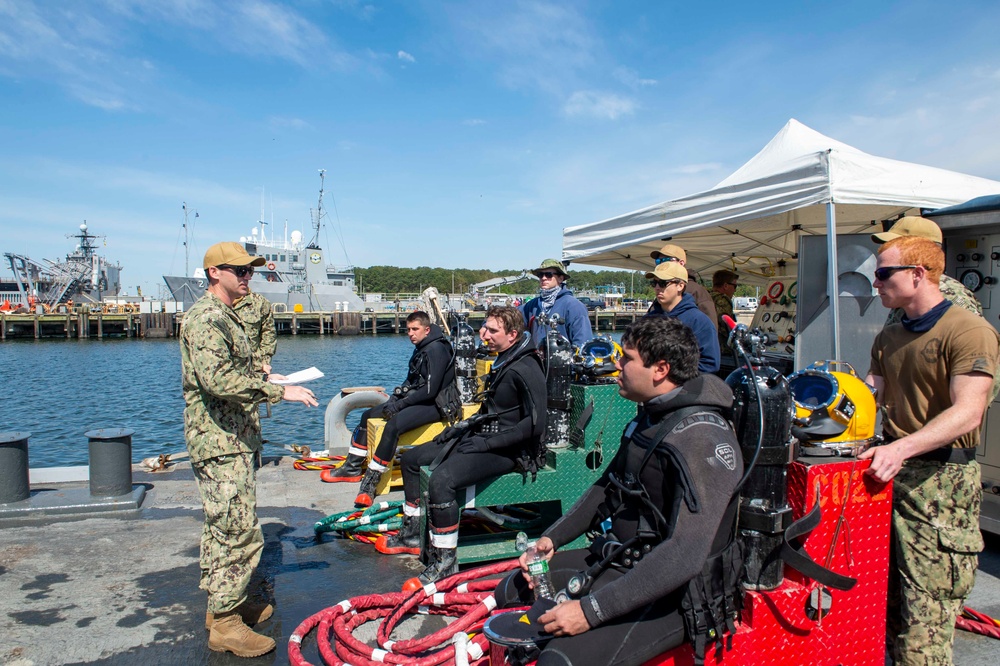 MDSU2 Divers Conduct Pierside Dives from USNS Apache