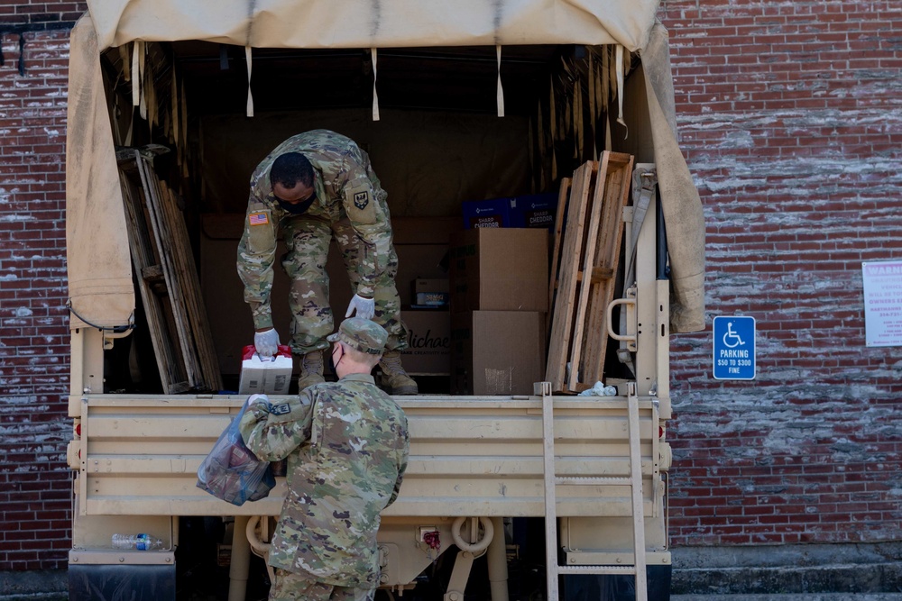Soldiers load donated groceries