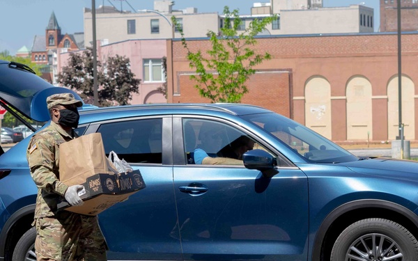 Soldiers load donated groceries