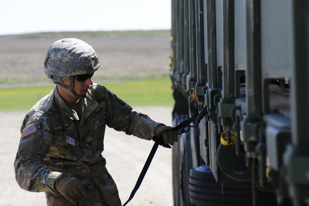 Soldiers deliver boxes to Food Bank of Siouxland