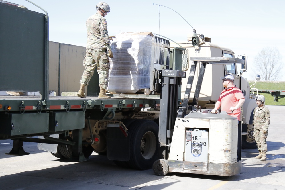 Soldiers deliver boxes to Food Bank of Siouxland