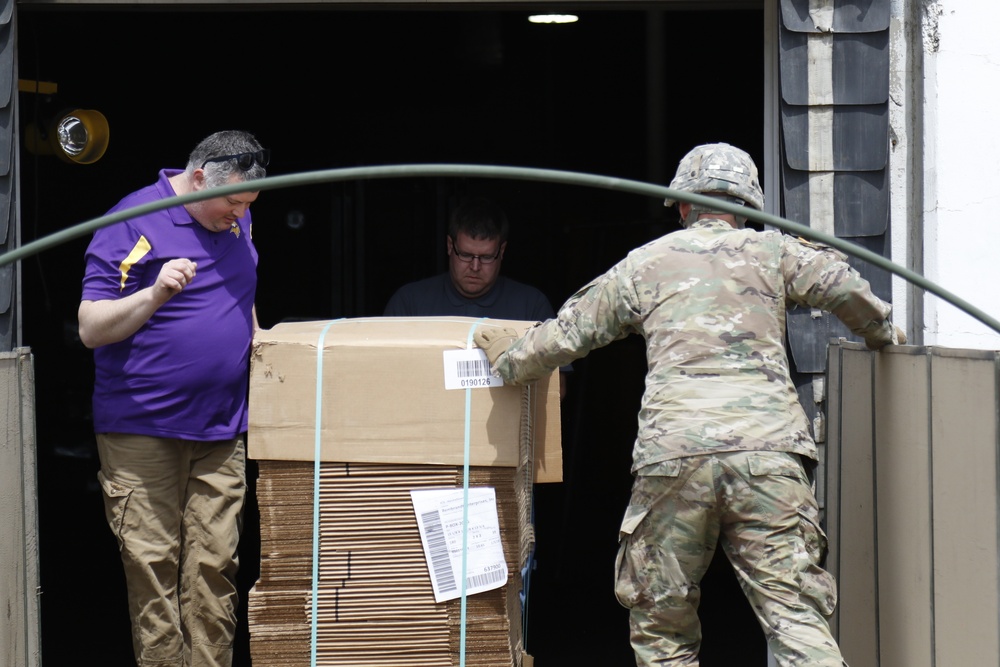 Soldiers deliver boxes to Food Bank of Siouxland