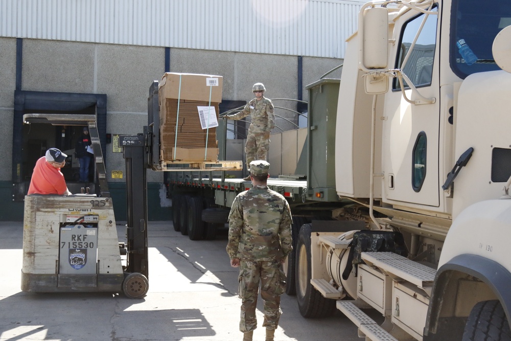 Soldiers deliver boxes to Food Bank of Siouxland