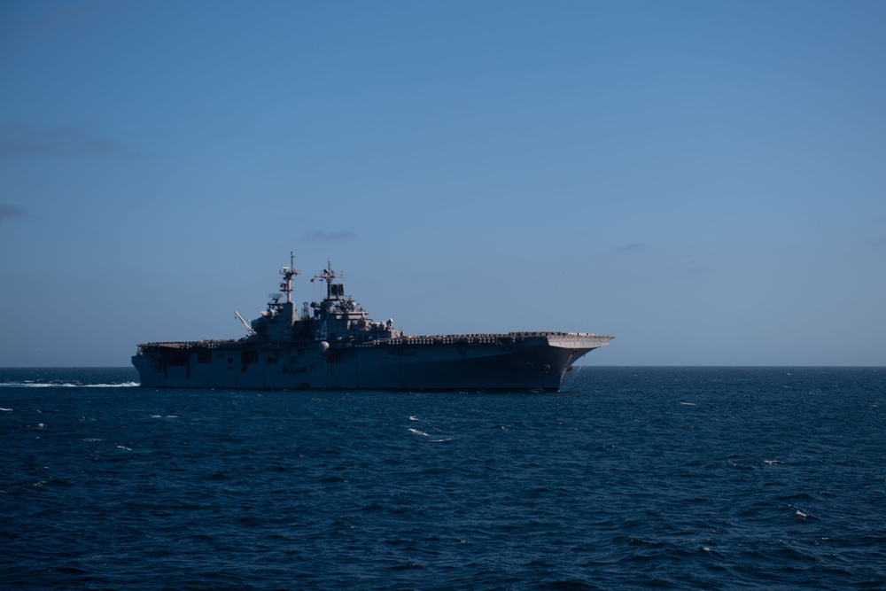 The Wasp-class amphibious assault ship USS Boxer (LHD 4) steams in the Pacific