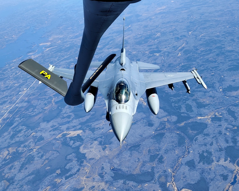 Refueling an F-16