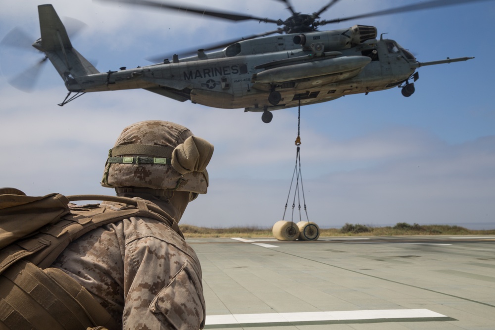 15th MEU Marines Conduct Helicopter Support Team Training