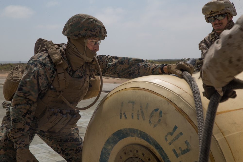 15th MEU Marines Conduct Helicopter Support Team Training