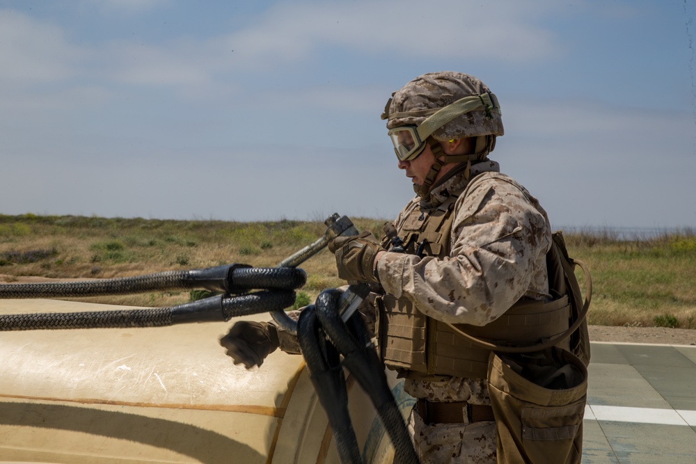 15th MEU Marines Conduct Helicopter Support Team Training