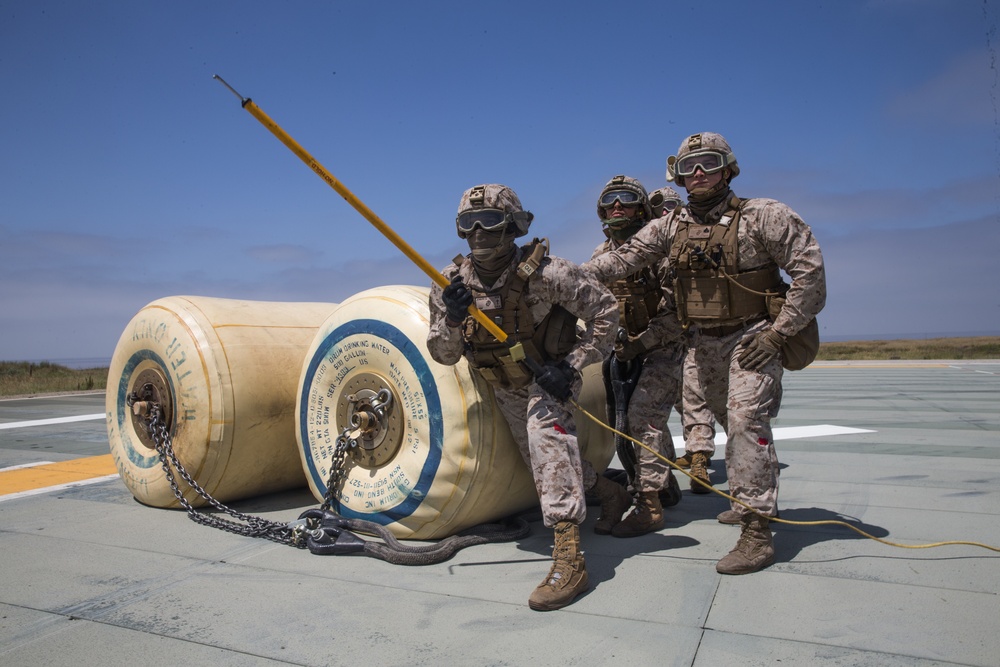 15th MEU Marines Conduct Helicopter Support Team Training