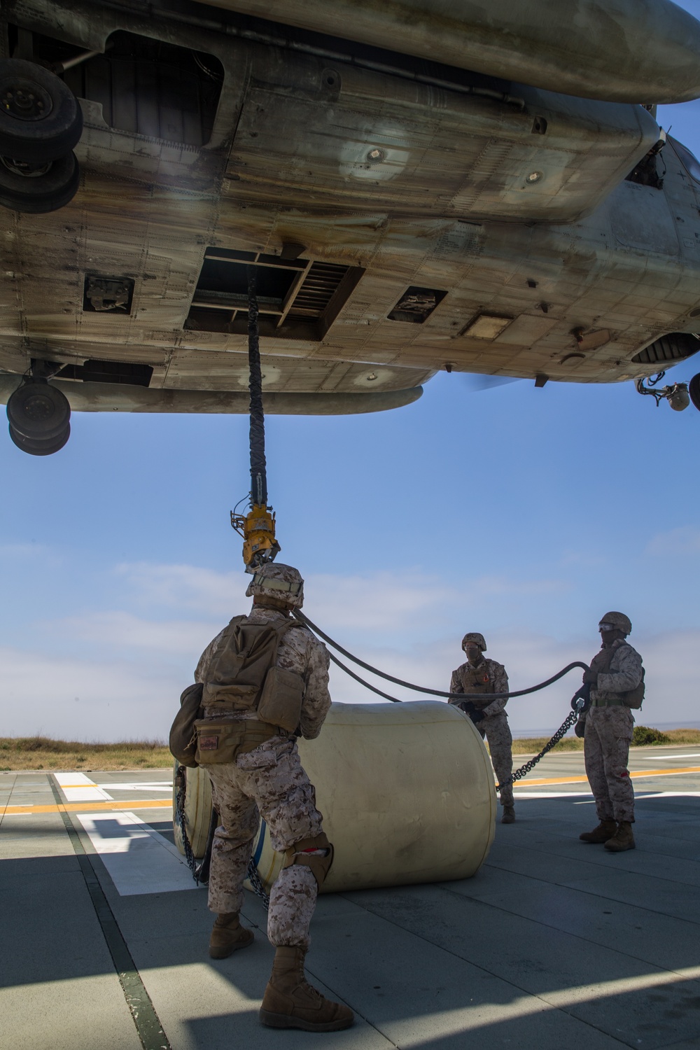 15th MEU Marines Conduct Helicopter Support Team Training