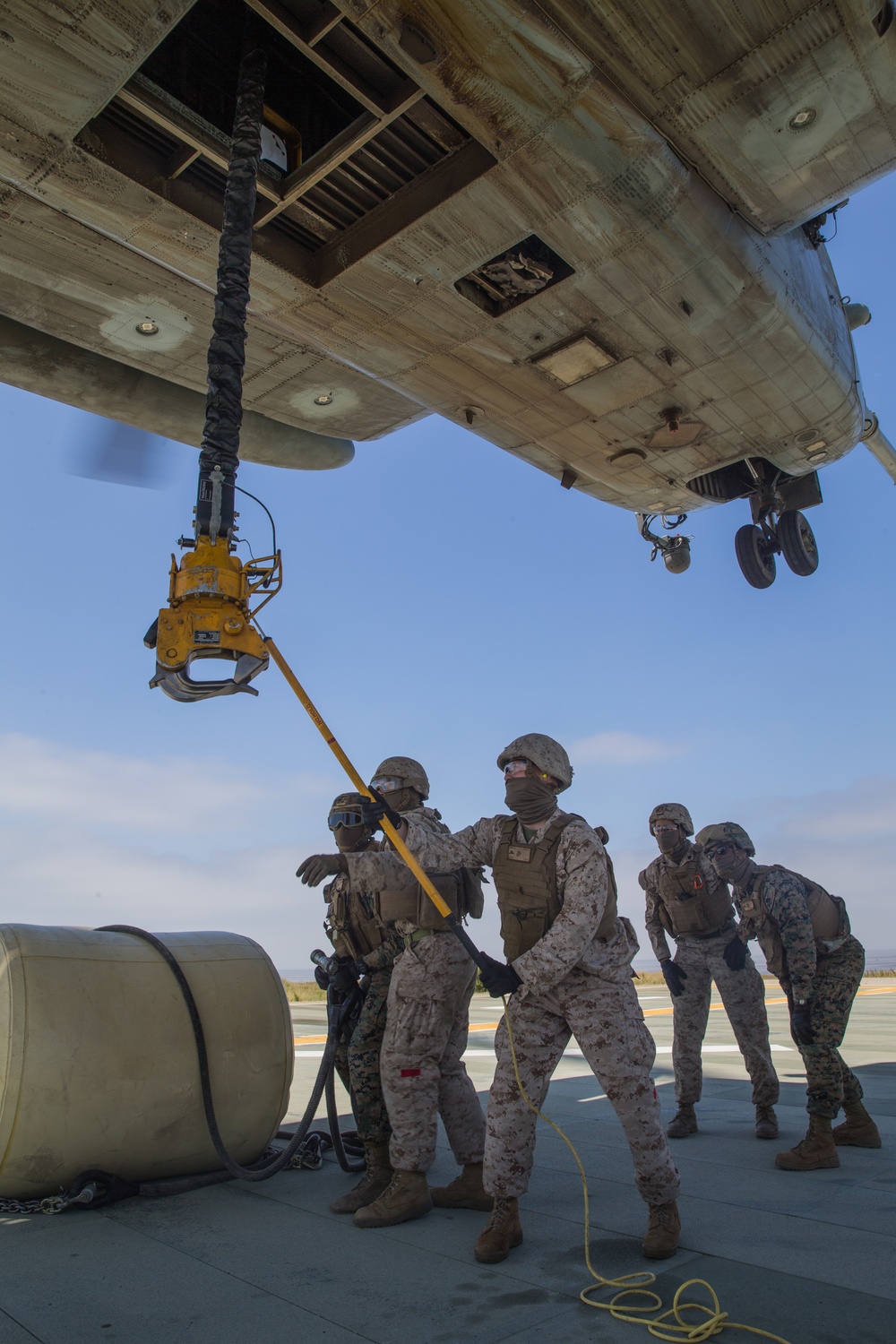 15th MEU Marines Conduct Helicopter Support Team Training