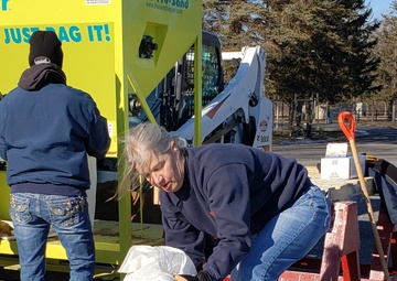 Sandbagging in a race against high water at Lock 3