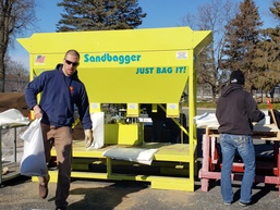 Sandbagging in a race against high water at Lock 3