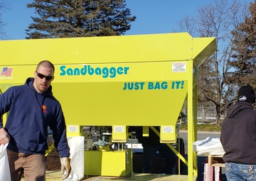 Sandbagging in a race against high water at Lock 3
