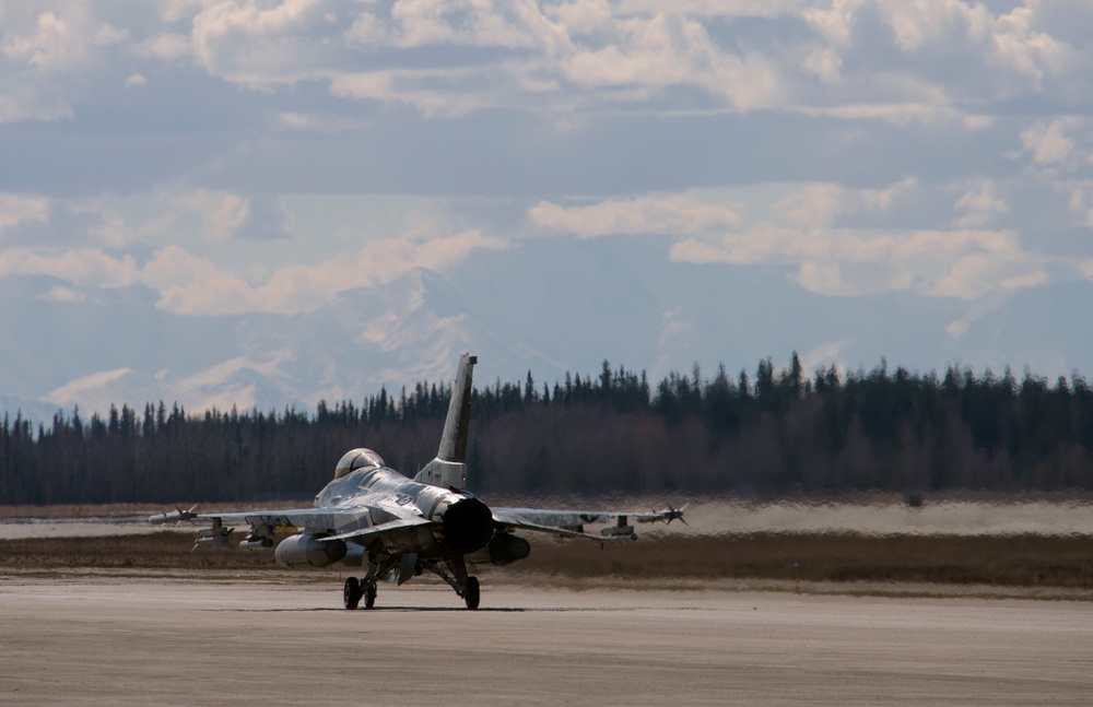 354th FW commander finishes tour with Eielson