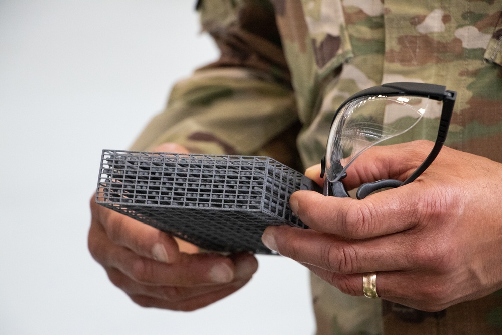 RIA factory demonstrates capabilities to FORSCOM commanding general