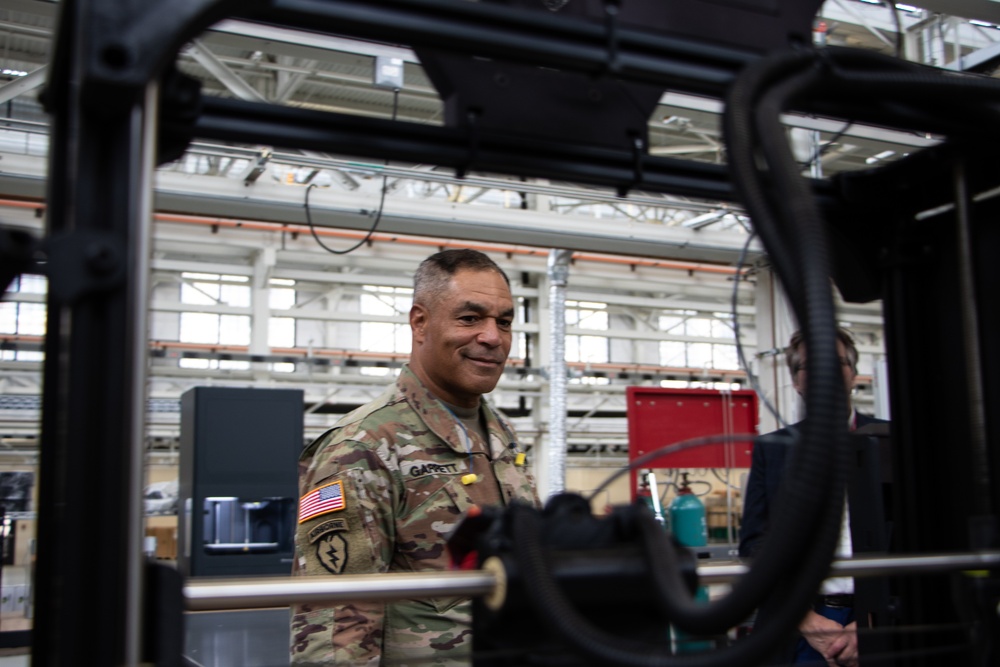 RIA factory demonstrates capabilities to FORSCOM commanding general