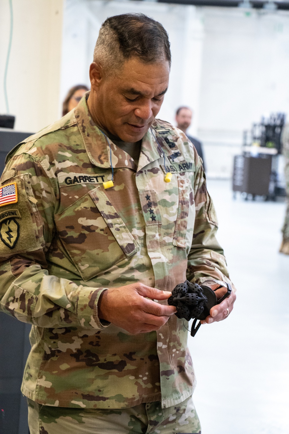RIA factory demonstrates capabilities to FORSCOM commanding general