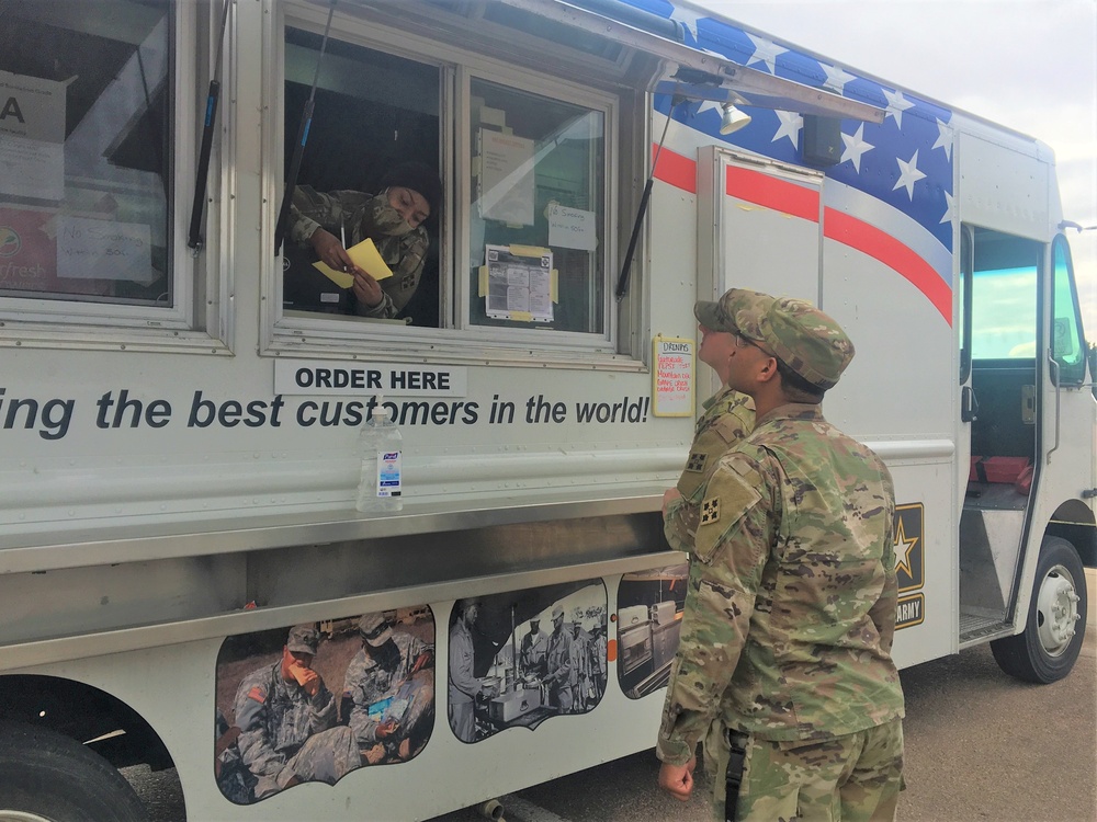 Culinary Experts Deliver Meals to 4ID