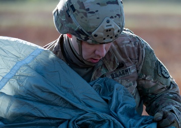 USARAK conducts helicopter airborne training