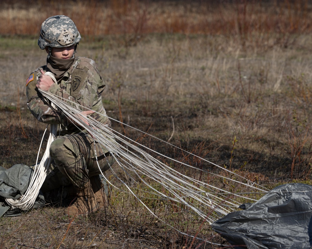 USARAK conducts helicopter airborne training